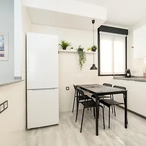 -malagasunapts- Stylish Centre Pool&parking Apartamento